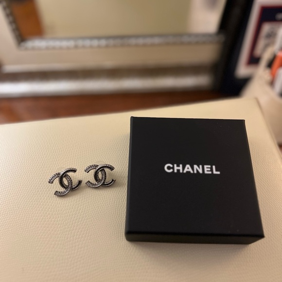 CHANEL Black and Silver Logo Earrings - Picture 2 of 5